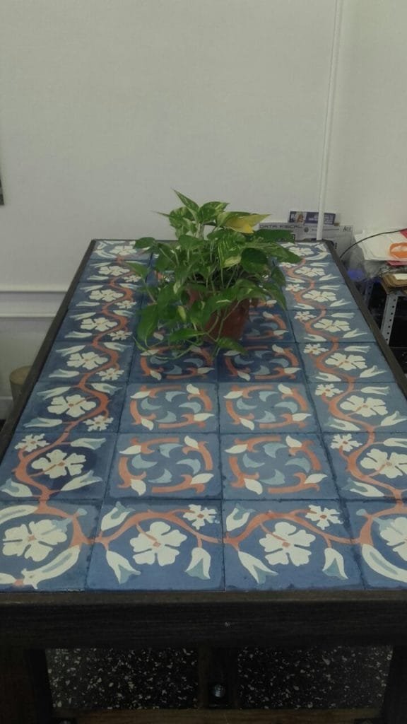 mesas con mosaicos calcareos